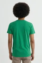 Remera de cuello redondo y manga corta, confeccionada en algodón de alta calidad con un diseño básico y versátil.
