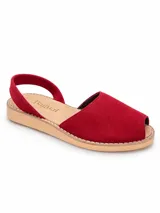 Sandalias de gamuza color rojo, tipo menorquinas, con tira trasera y suela plana de goma.