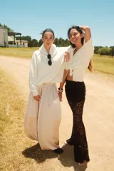 Pantalón ancho de tiro alto color beige claro, con cintura ajustable mediante cordón.