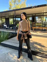 Top halter de cuero color visón, con diseño de espalda descubierta y ajuste mediante tiras para atar en la cintura.