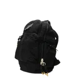 Mochila beige con textura rugosa, cierre superior con cremallera, bolsillo frontal con cremallera, correas ajustables para los hombros y asa superior de transporte.