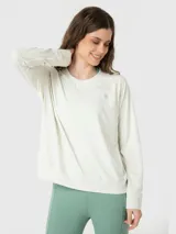 Polera de manga larga en color blanco hueso, confeccionada en tejido suave y ligero. Presenta cuello redondo, puños elásticos y ajuste en la cintura, con un pequeño logo bordado en el pecho.