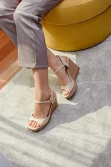 Sandalias negras de cuero con plataforma y tacón corrido cubierto en rafia.