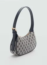 Bolso de hombro tipo baguette con diseño pequeño y estructurado. Presenta un estampado de monograma en tonos gris y negro, con detalles en contraste y cierre de cremallera superior. Incluye un asa corta ajustable.