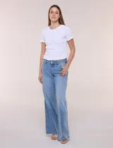 Jean wide leg de tiro medio y corte amplio, color azul claro. Presenta cintura con presillas, acceso frontal mediante cierre y botón metálico, y diseño de cinco bolsillos clásicos.