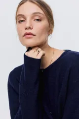 Saco de punto suave con lana, de corte holgado y diseño minimalista. Presenta cuello redondo, cierre frontal con botones y hombros levemente caídos. Posee terminaciones acanaladas en cuello, puños y bajo.