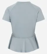 Blusa de punto Roma color celeste, con cuello alto, mangas cortas y diseño peplum. Presenta recortes estructurales y un cinturón integrado con hebilla metálica en la cintura, finalizando en un ruedo con volados.