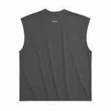 Musculosa negra de algodón, corte oversize, con un pequeño logo estampado en el pecho y un diseño gráfico grande en la espalda.