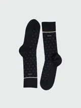 Pack de tres pares de medias de caña media marca Boss. El set incluye dos pares lisos en color negro y un par negro con estampado de lunares pequeños y detalle de línea horizontal en el puño.