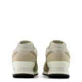 Championes urbanos New Balance modelo 574, color beige, confeccionados en una combinación de gamuza y malla. Presentan el logo N característico en los laterales, entresuela con tecnología ENCAP para mayor amortiguación y suela de goma negra.