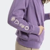 Campera con cierre frontal y capucha, color violeta, con diseño estampado de flores en el pecho y en la manga derecha. Posee bolsillos frontales tipo canguro y puños acanalados.