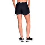 Short deportivo Under Armour color rosa con cintura elástica con logo de la marca en blanco y detalle de paneles laterales blancos.