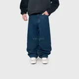 Jean de corte ultra baggy confeccionado en denim de algodón color azul, con diseño holgado y bolsillos traseros con bordado decorativo.