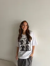 Remera blanca de algodón con estampa frontal dividida en cuatro paneles con fotos de un perro galgo.