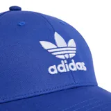 Gorra Adidas de color azul con el logotipo Trefoil y el nombre de la marca bordados en color blanco en la parte frontal.