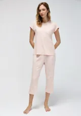 Conjunto de pijama rosa con estampado floral, compuesto por una remera de manga corta con bolsillo en el pecho y un pantalón capri.