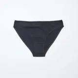 Pack de cinco braguitas tipo bikini, con bordes de encaje. Incluye dos lisas en tonos marrones/topo, una negra lisa, una negra con estampado animal print dorado y una marrón topo con estampado animal print oscuro.