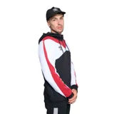 Campera deportiva con cierre frontal, capucha con cordones ajustables y diseño de bloques de color en negro, blanco y rojo. Presenta logo de la marca bordado en el pecho.