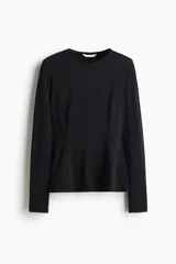 Top negro de manga larga en punto de crepé, con cuello redondo y costuras moldeadoras delanteras y traseras que forman un sutil peplum.
