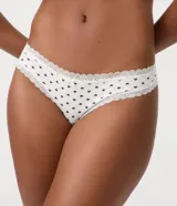 Kit de tres bombachas tipo bikini de algodón suave, con detalles de encaje y moños decorativos. Incluye una prenda blanca con estampado de corazones, una rosa claro y una marrón oscuro.
