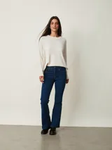 Pantalón de jean negro de corte flare, con tiro medio y bolsillos delanteros y traseros.