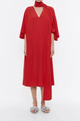 Vestido midi de viscosa color rojo, con escote en V y lazos extralargos para cruzar, manga 3/4 con vuelo y canesú en la espalda con fruncido.