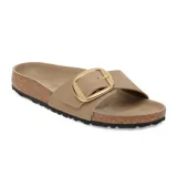 Sandalias Birkenstock modelo Madrid Big Buckle, color marrón tabaco, con una sola tira ancha ajustable mediante una hebilla grande de metal dorado. Presenta plantilla anatómica de corcho y suela de goma negra.