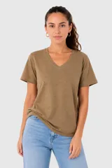 Remera de algodón de corte holgado, con cuello en V y mangas cortas.