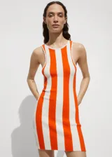 Vestido corto de punto acanalado con diseño de rayas verticales en color naranja y blanco, cuello redondo y tirantes anchos.