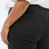Pantalón de jean negro de corte recto y tiro alto.