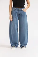 Jeans estilo cargo de denim azul medio, con diseño holgado y tiro medio.