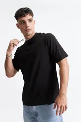 Remera de manga corta con corte boxy, cuello redondo y hombros caídos. Confeccionada en algodón, presenta un diseño holgado y recto.