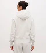 Campera deportiva Get Over de corte regular en color bordó, confeccionada en mezcla de algodón y poliéster. Posee capucha con cordón ajustable, cierre frontal de cremallera, mangas largas y bolsillos laterales tipo canguro.