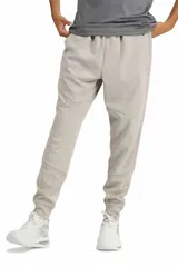Pantalón deportivo de hombre color gris claro, de corte jogger con puños elásticos en los tobillos y cintura ajustable con cordón.