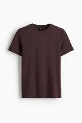 Remera de hombre de corte slim fit, color bordó, con cuello redondo y mangas cortas.