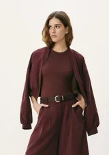 Top de manga corta, color negro, con cuello redondo y tejido acanalado.