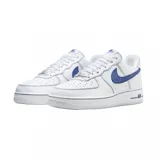 Championes urbanos Nike Air Force 1 '07 LV8, de diseño clásico en color blanco con detalles en azul en el logo lateral, costuras y suela. Confeccionados en cuero con perforaciones en la puntera para mayor ventilación y suela de goma con tecnología Air.