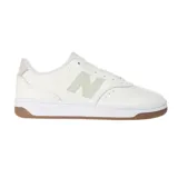 Championes urbanos New Balance modelo BBW80PRD, color blanco con detalles en verde claro y suela color caramelo. Inspirados en las zapatillas de baloncesto BB680.