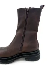 Bota de cuero color marrón chocolate, con elásticos laterales negros, cierre lateral y suela track color negro.