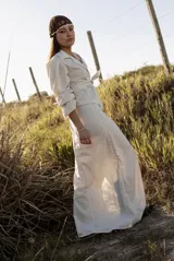 Pollera larga de seda color crudo con lunares celestes.