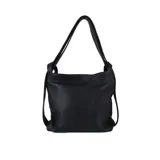Bolso de cuero negro que se convierte en mochila, con doble asa reforzada, cierre superior y bolsillos interiores.