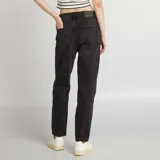 Pantalón de jean gris oscuro, de corte recto y tiro alto.