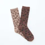 Pack de dos pares de medias de tejido cálido con estampado de leopardo, uno en tono beige y otro en tono marrón oscuro.