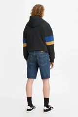Bermuda de jean de corte regular y tiro medio, en color azul oscuro, con bolsillos clásicos y costuras en tono contrastante.