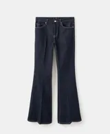 Jeans de denim azul oscuro de tiro medio y corte acampanado, con costuras contrastantes y bolsillos clásicos.