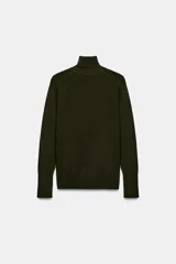 Jersey de punto liso en color beige, con cuello alto y manga larga con detalle de botones metálicos en los puños.