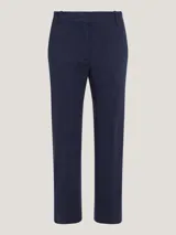 Pantalón chino azul marino de corte slim y pierna recta. Confeccionado en algodón orgánico con cierre de cremallera y enganche oculto.