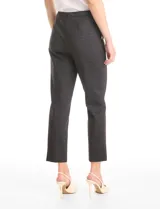 Pantalón de corte recto y largo al tobillo, confeccionado en gabardina elastizada con estampado cuadrillé. Presenta cintura alta tipo pull-on, bolsillos simulados en la parte frontal y detalle de botones decorativos dorados en los laterales de la cintura.