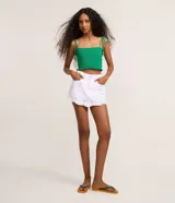 Short pollera de jean color blanco con bordados vazados, trabillas en la cintura, cierre tradicional, bolsillos y bajo nube.