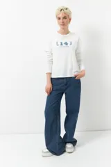 Remera azul marino de manga corta con estampado en color salmón con el número 14 y la inscripción "Los Angeles".